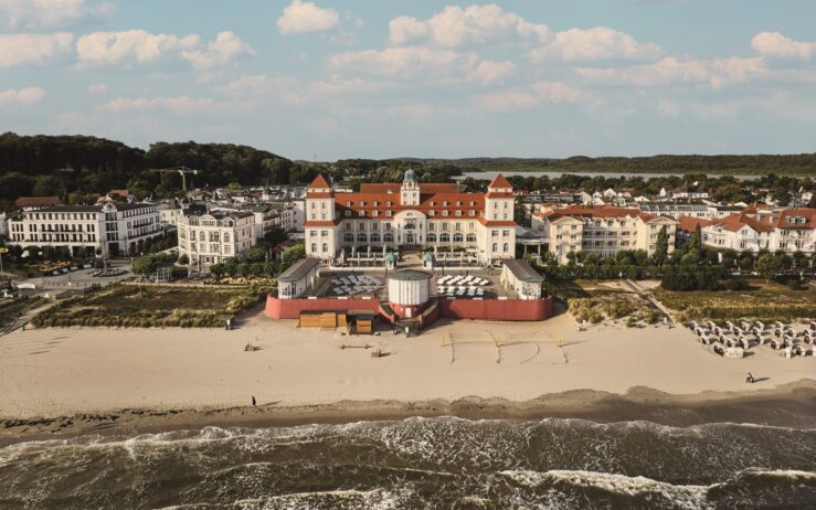 hotel terrasse strand meer aussenansicht frontal drohne kurhaus binz(c)arnenagel