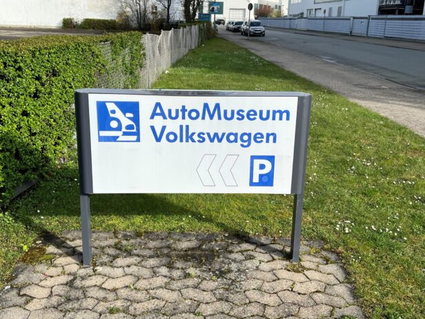 vw automuseum schild parkplatz